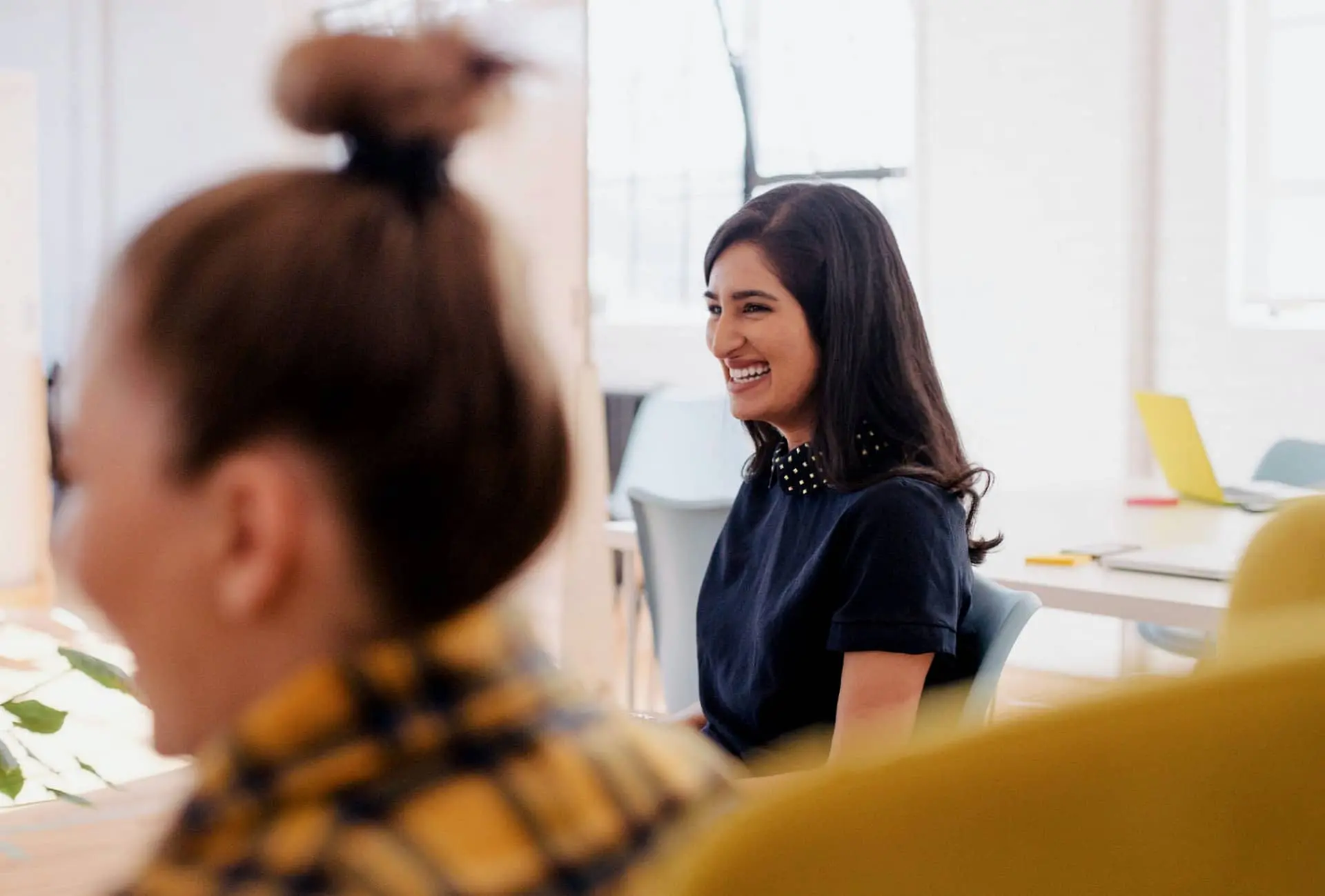 femme souriante en arrière plan entreprise