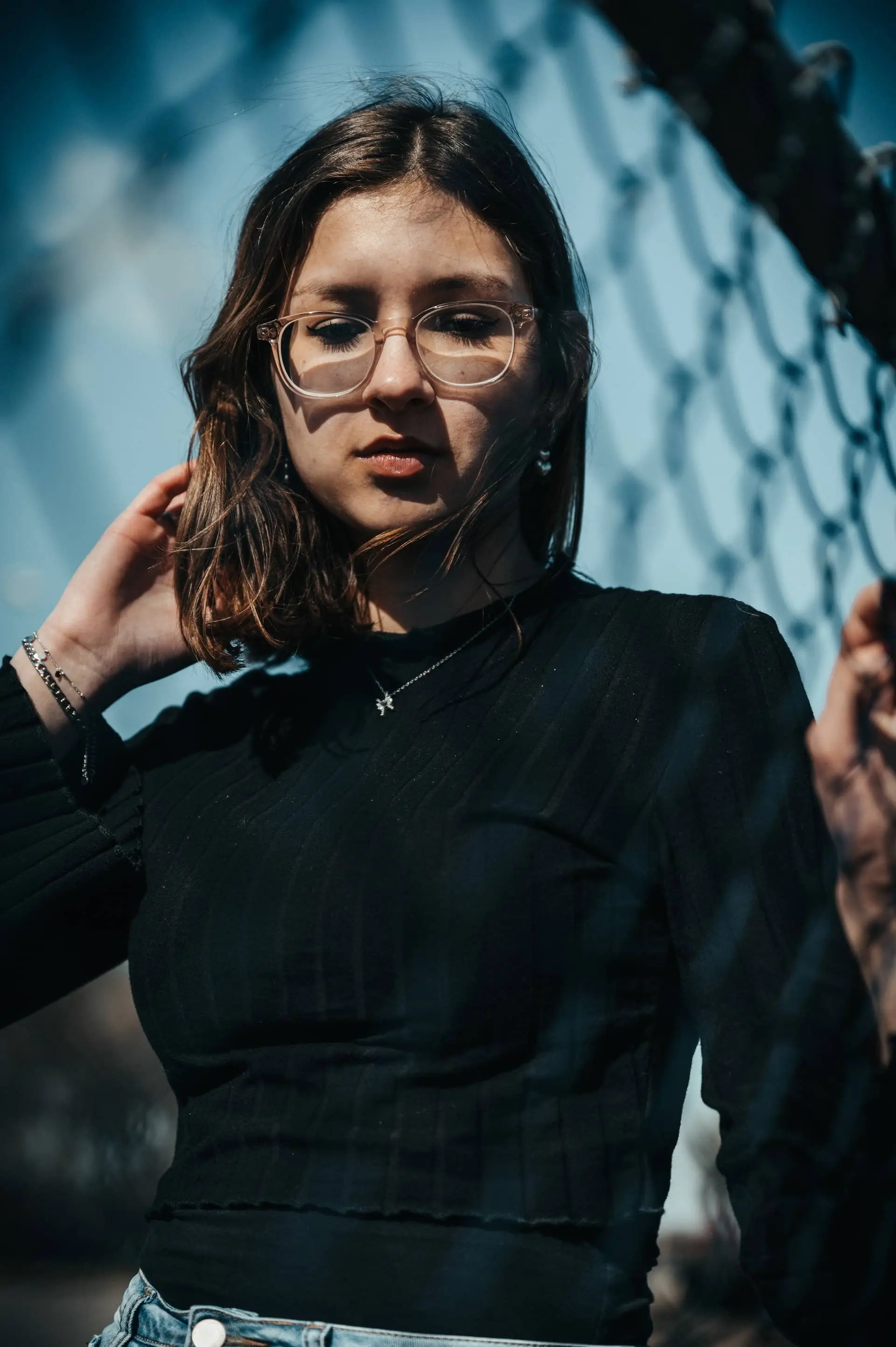 portrait d'une jeune femme avec lunettes